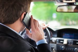 Telefono cellulare mentre si guida